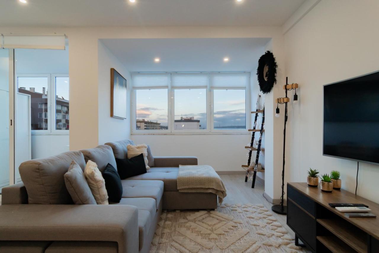 Stylish Apartment W/ River View By Lovelystay Oeiras Exterior photo