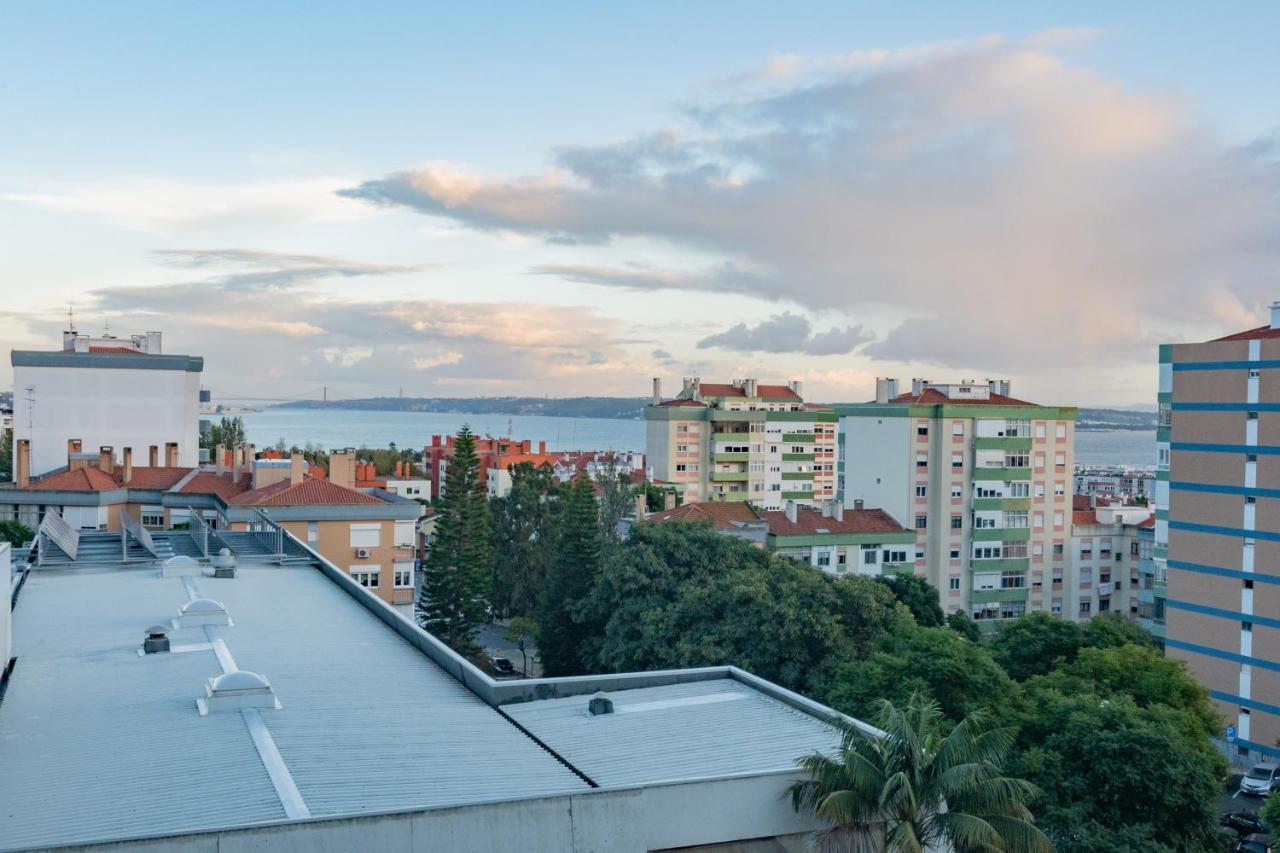 Stylish Apartment W/ River View By Lovelystay Oeiras Exterior photo